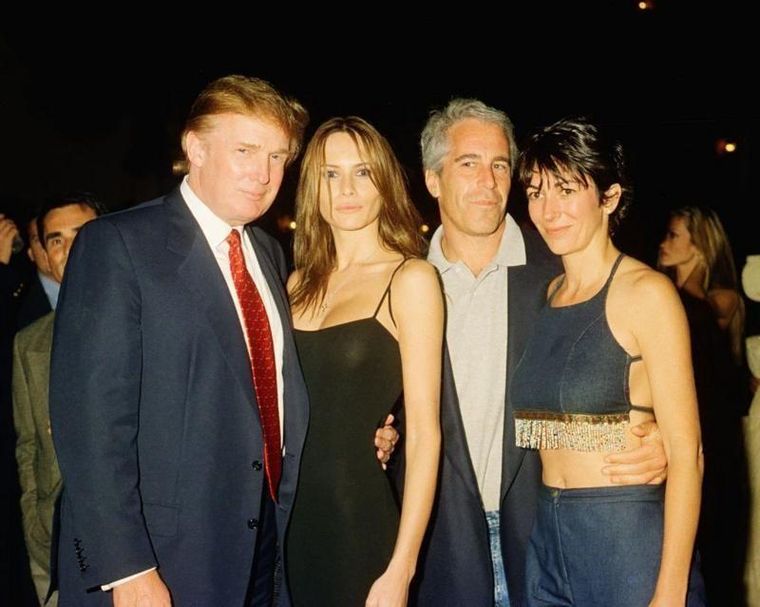 Donald Trump y su famosa foto junto a Jeffrey Epstein y las parejas de ambos, en una fiesta en Estados Unidos. Foto Archivo 