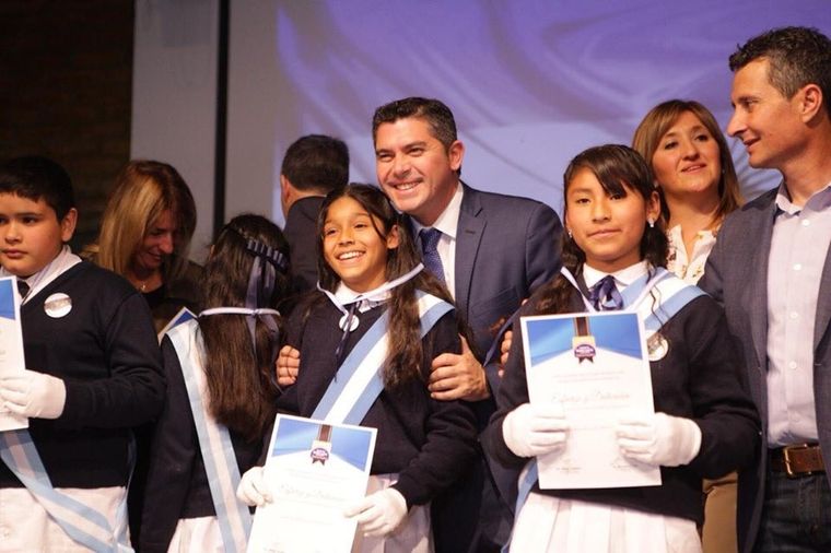 El diputado sanjuanino con estudiantes. Foto: Twitter