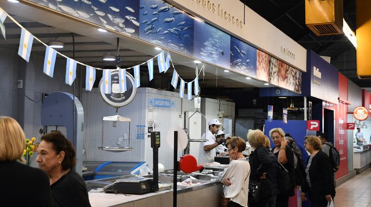 Intenso movimiento en el Mercado Central en la previa de Pascuas. Foto: ALF PONCE MERCADO / MDZ