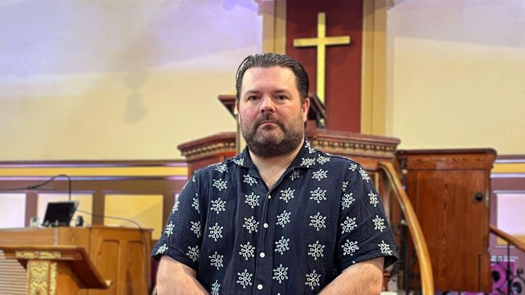 El pastor Jonathan Fleming cuenta la experiencia de la comunidad iraní en Inverclyde.