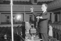 Leon Theremin mostró su invento en Estados Unidos a finales de la década de 1920: sus sueños de fortuna se vieron frustrados por la gran dificultad que muchas personas tenían para tocar el instrumento. Foto: GETTY IMAGES