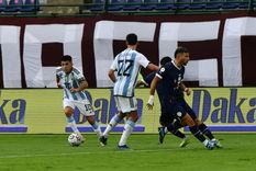 ALmada escapa de la marca. Foto: @Argentina