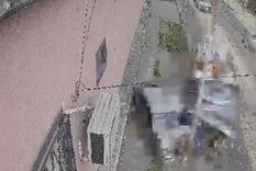 Un camión sin control chocó a un auto y atropelló a un ciclista en La Matanza Foto: Captura de video