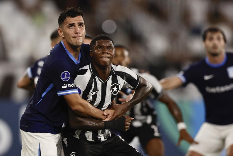Racing perdió contra Botafogo en el Olímpico Nilton Santos.