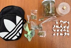 Los envoltorios de cocaína y marihuana listos para la venta secuestrados a un allegado a la niña baleada. Los envoltorios de cocaína y marihuana listos para la venta secuestrados a un allegado a la niña baleada.