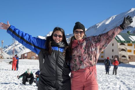 Brenda y Flor son de Rafaela y estaban encantadas con la nieve. Brenda y Flor son de Rafaela y estaban encantadas con la nieve.