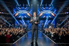 Dante Gebel, pastor evangélico, orador, escritor y presentador de televisión argentino, en un escenario vestido de esmoquin. Esta imagen fue generada con Inteligencia Artificial.