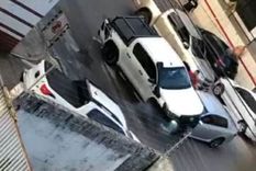 impactantes videos: choco, se enojo y aplasto un auto con su hilux