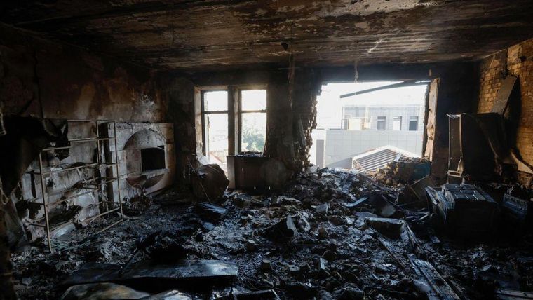 Este apartamento fue demolido cuando un dron ruso impactó un edificio residencial en Kyiv.