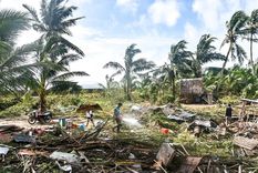 al menos 108 muertos tras el paso del tifon rai en filipinas