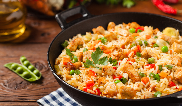 Sabores asiáticos en casa: arroz frito con verduras para principiantes Foto: Shutterstock