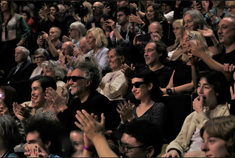 El cantante y la actriz, cada vez más cerca. El cantante y la actriz, cada vez más cerca.