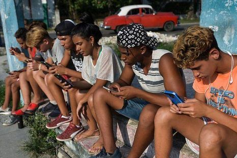 Cómo el aumento del precio de internet cierra una ventana para que los cubanos se conecten al mundo (y el malestar que genera contra el gobierno)