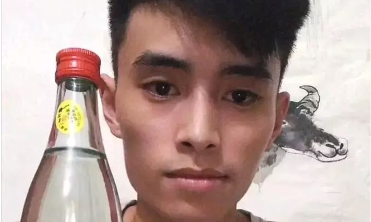 El joven ingirió un litro de licor tradicional baijiu de alta gradación en veinte segundos Foto: Twitter
