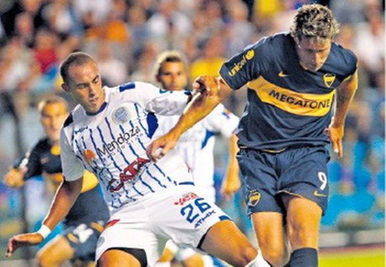 Sebastián Martínez, aquí marcando a Palermo, sufrió una lesión que lo alejará cuatro meses de las canchas. Foto: Telam