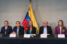 Los cinco venezolanos, colaboradores de Machado, estuvieron 13 meses aislados en la delegación argentina Foto: X @ConVzlaComando