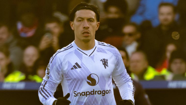 Lisandro Martínez volvió a las canchas después de casi 10 meses.