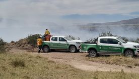 El incendio iniciado el sábado volvió a intensificarse por las ráfagas. Desde el manejo del fuego aclaran que está contenido y que no hubo daños rurales. El incendio iniciado el sábado volvió a intensificarse por las ráfagas. Desde el manejo del fuego aclaran que está contenido y que no hubo daños rurales.