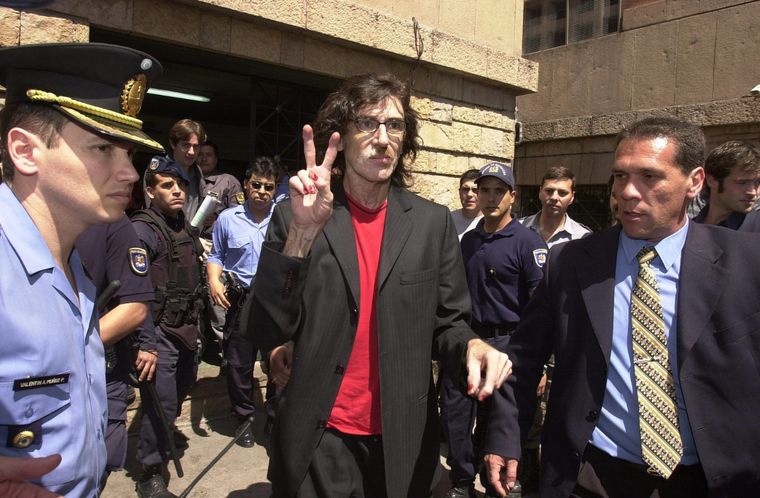 Charly sale de declarar, en Tribunales. Fue en marzo del año 2000. Foto: Walter Moreno