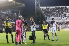 Brian Olivera dialoga con los médicos tras sentir el estallido de la bomba. Foto: @Primeranaciona Brian Olivera dialoga con los médicos tras sentir el estallido de la bomba. Foto: @Primeranaciona