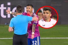 Paredes quejándose con el árbitro Danny Makkiele, quien expulsó a Acuña. Paredes quejándose con el árbitro Danny Makkiele, quien expulsó a Acuña.