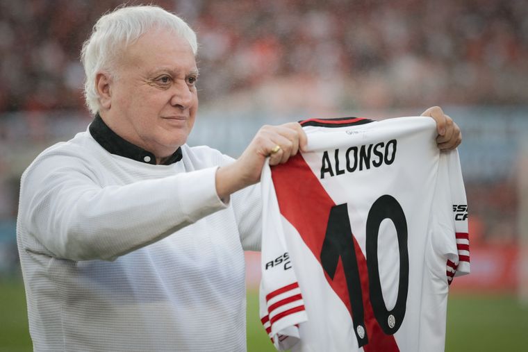 River homenajeó al Beto Alonso en el Monumental a 40 años de sus inolvidables goles a Boca con la pelota naranja.