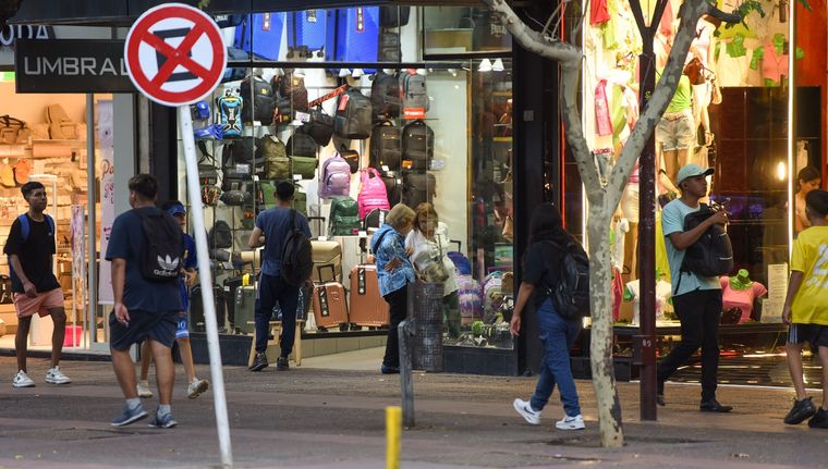 En Rosario el comercio resiste ante la crisis económica y confía en mejorar. Foto: Santiago Tagua/MDZ
