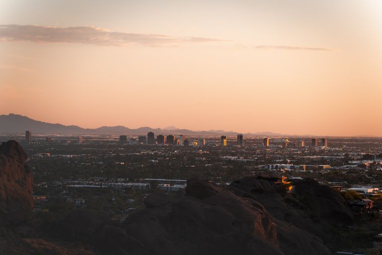 El pavimento utilizado en Phoenix logró bajar casi 7 °C la temperatura de la superficie, pero aumentó la radiación que recibían los peatones. El pavimento utilizado en Phoenix logró bajar casi 7 °C la temperatura de la superficie, pero aumentó la radiación que recibían los peatones.