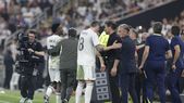 El Cholo Simeone dialoga con el uruguayo Federico Valverde mientras a Vinicius Jr. se lo llevan por un costado. El clásico dejó fútbol, polémica y redes sociales encendidas.