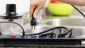 ¡Cuidado con lo que enchufás! Foto: MULTIMAP