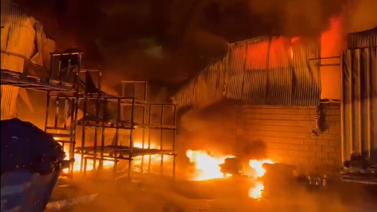 Así ardía una fábrica de membranas plásticas Foto: Captura de video.