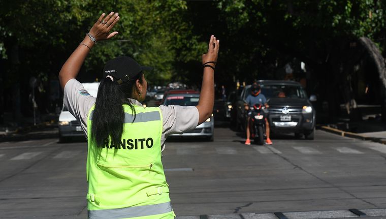 En los cortes y desvíos habrá preventores para organizar el tránsito. Foto: Marcos Garcia/MDZ con Moto G 24