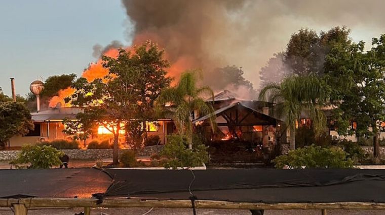 El Hotel La Castellana, ubicado sobre&nbsp;ruta 90 de Uruguay quedó destrozado por el fuego.