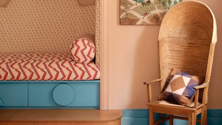 En los años 80 se pusieron de moda los muebles de mimbre. Sin embargo presentan algunos detalles sobrecargados que hace falta "corregirlos" para que encajen con la elegancia vintage. Créditos de la imagen: Benjamín Moore. En los años 80 se pusieron de moda los muebles de mimbre. Sin embargo presentan algunos detalles sobrecargados que hace falta "corregirlos" para que encajen con la elegancia vintage. Créditos de la imagen: Benjamín Moore.