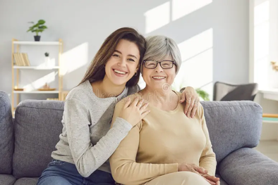 MDZol | familias-amadas-padres-mayores-y-niños-adultos-jóvenes-juntos-que-tienen-conexión-madre-anciana-abuela-amante-hija-nieta-tipo-365176370
