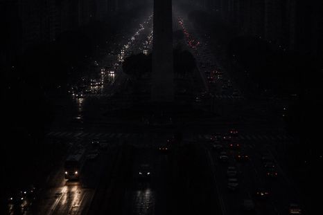 Los vecinos le sacaron fotos al Obelisco sin luz en medio del masivo apagón en el AMBA.