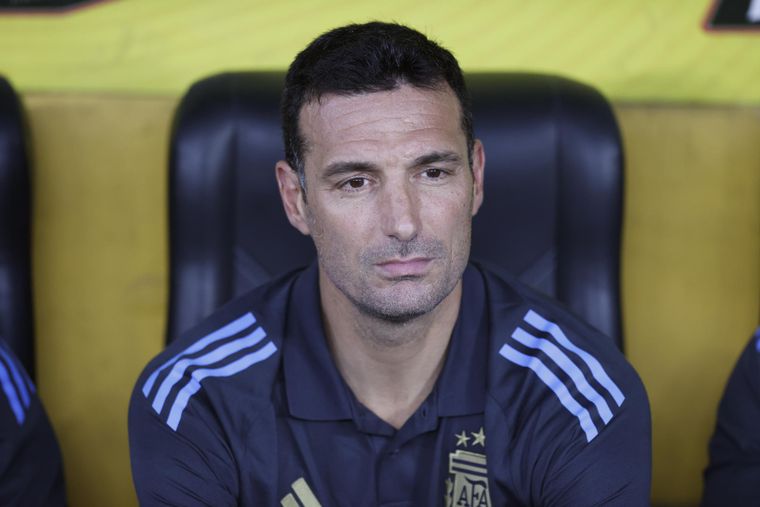 Sufre Scaloni: Nicolás Otamendi se fue expulsado ante Ecuador y deberá cumplir la sanción en el Mundial.