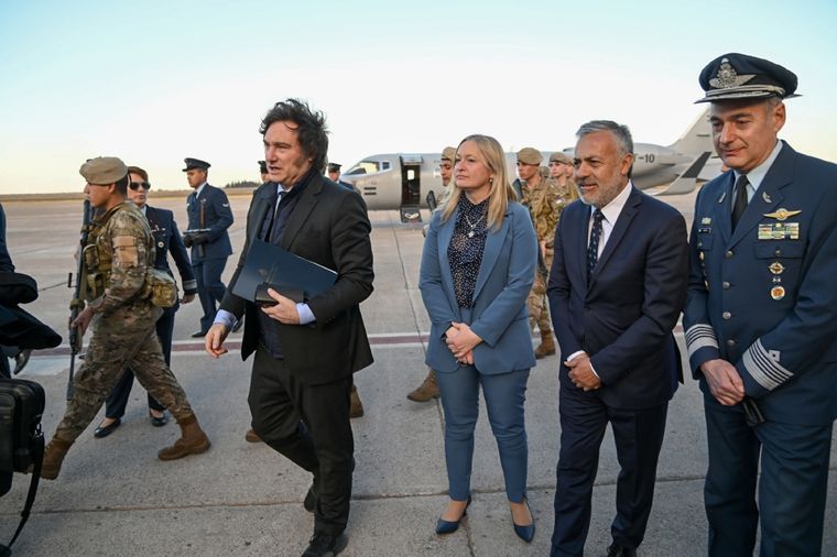 Javier Milei, Hebe Casado y Alfredo Cornejo. Foto: Gobierno