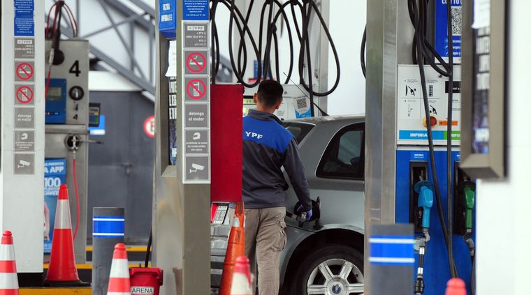 Las ventas de combustibles aumentaron en marzo pero los conductores se vuelcan más a productos tradicionales, abandonando los premium, lo que afecta la rentabilidad de las estaciones de servicio. Foto: ALF PONCE MERCADO / MDZ