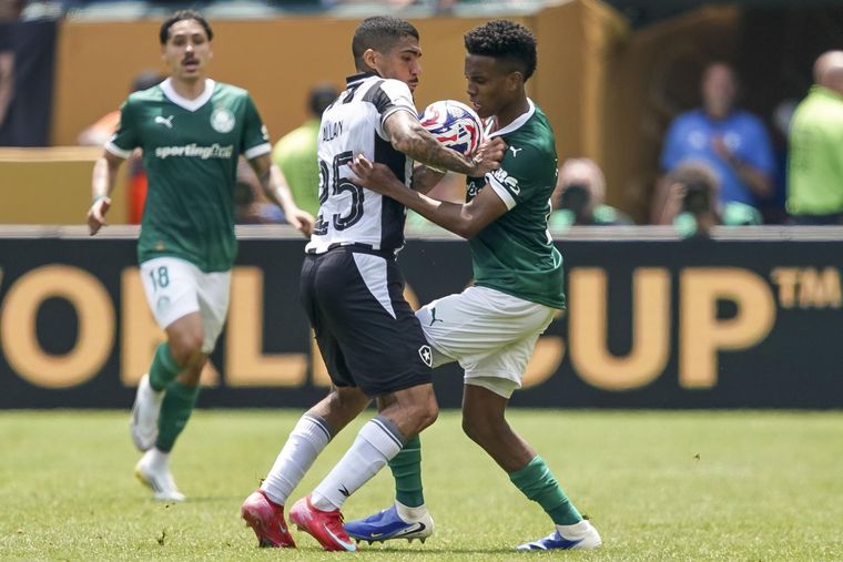 Allan, de Botafogo, y Estevao, de Palmeiras, en acción durante el partido de la Copa Mundial de Clubes de la FIFA 2025 entre Palmeiras y Botafogo en Philadelfia. Allan, de Botafogo, y Estevao, de Palmeiras, en acción durante el partido de la Copa Mundial de Clubes de la FIFA 2025 entre Palmeiras y Botafogo en Philadelfia.