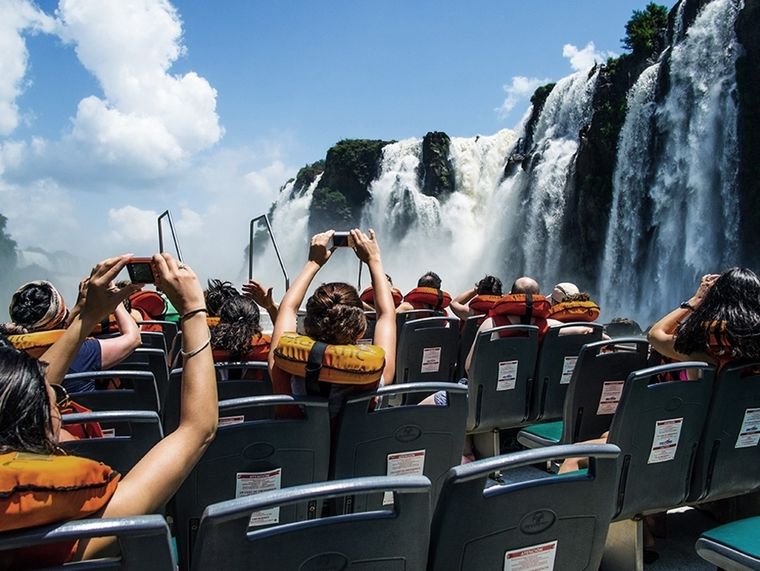 Los paseos náuticos en las Cataratas son uno de los atractivos del Parque Nacional.