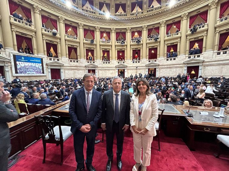 Juri, junto a Suarez y Cornejo en el Senado Foto: X @rodysuarez