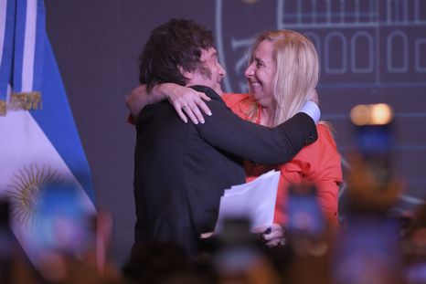 Javier Milei sigue aferrado a su hermana Karina pese al escándalo. Foto: Télam Javier Milei sigue aferrado a su hermana Karina pese al escándalo. Foto: Télam