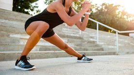 Estirar bien para prevenir lesiones cuidará a tus músculos, te dejamos una guía en la nota Foto: Freepik