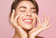El rostro se ilumina con esta mascarilla. Foto: Shutterstock El rostro se ilumina con esta mascarilla. Foto: Shutterstock