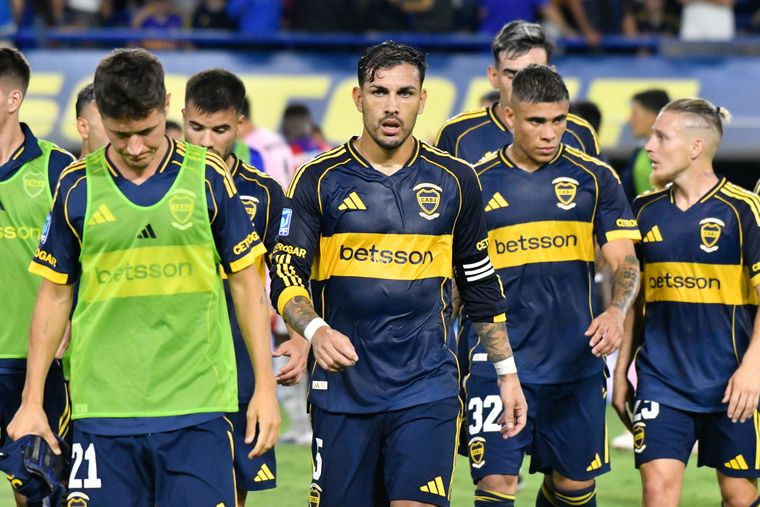 Los jugadores de Boca se van cabizbajos tras el empate con San Lorenzo, que estiró la mala racha en los clásicos durante la era de Riquelme.&nbsp;