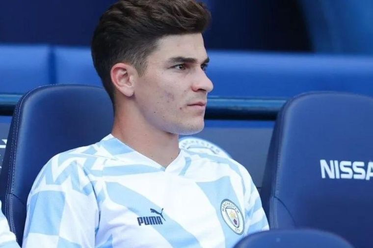 Julián Álvarez vio todo el Derby de Manchester desde el banco, pero el City tomó una decisión a favor del argentino.