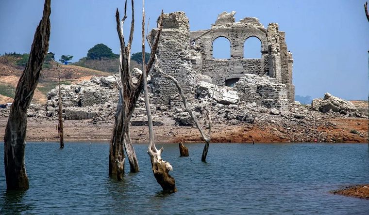 La sequía y el calentamiento global dejan al descubierto un templo sumergido en el sur de México. Foto: Efe.
