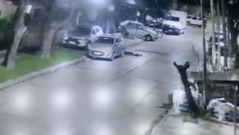 Un video registrado por cámaras de seguridad captó al prefecto retirado disparando contra un adolescente de 14 años. Foto: Captura de video.