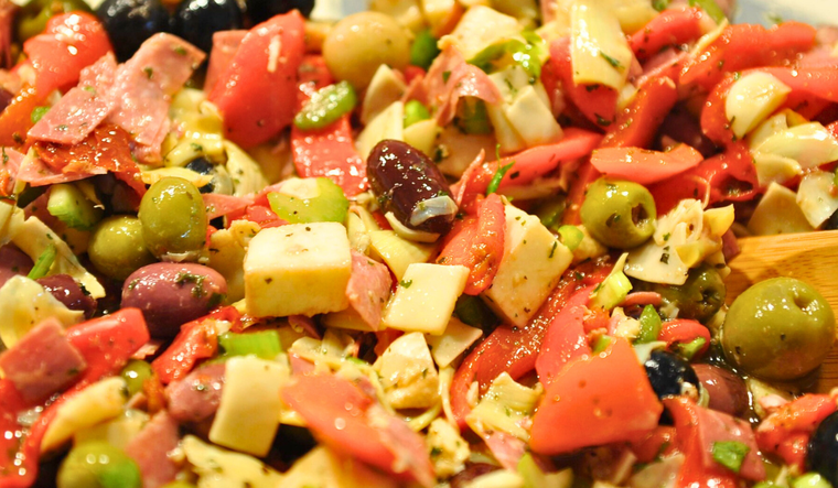 Perfecto para el verano es este antipasto italiano Perfecto para el verano es este antipasto italiano